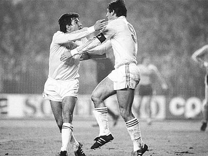 Juanito y Santillana celebran un gol, en la vuelta de los octavos de la UEFA de 1985-86 en el Bernabéu ante el Mönchengladbach (4-0).