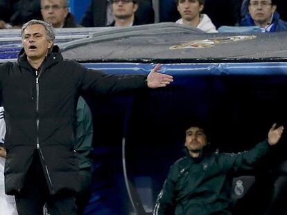 Mourinho protesta una acción del partido