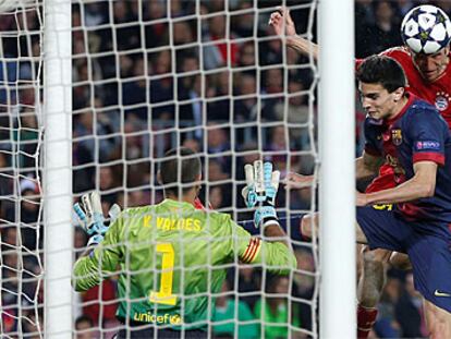 Müller cabecea ante Bartra y Valdés para marcar.