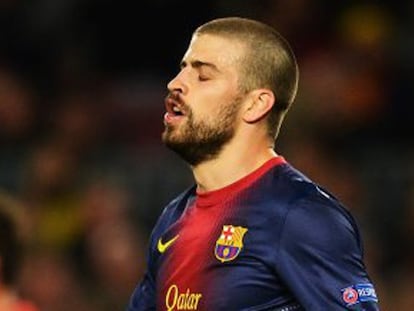 Piqué se lamenta tras marcar en propia puerta.