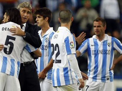 Pellegrini abraza a Demichelis, junto a Piazon, Isco y Duda, tras ganar a Osasuna.