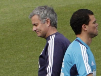 Mourinho y Pepe en el entrenamiento de ayer en Valdebebas.