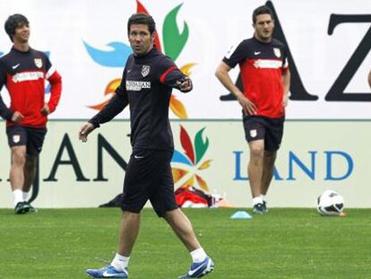 Simeone, durante el entrenamiento junto a Óliver, Koke y Falcao