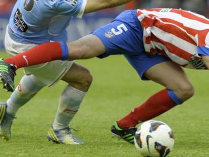 FOTO: Tiago disputa un balon con Alex López.