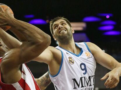 Reyes pelea el balón con Powell.