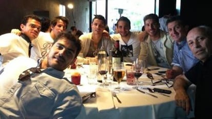 Casillas, Pepe, Coentrão, Cristiano, Higuaín, Ramos, Chendo (delegado) y Pedro Chueca (fisioterapeuta), durante la comida.