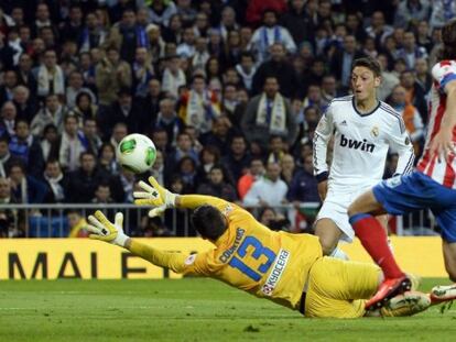 Foto: Courtois detiene el disparo de Özil en la prórroga.