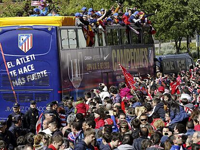 El autobús con los jugadores del Atletico salen del Calderón.