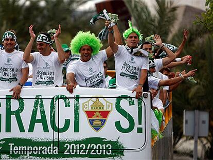 Los jugadores del Elche celebran el ascenso.