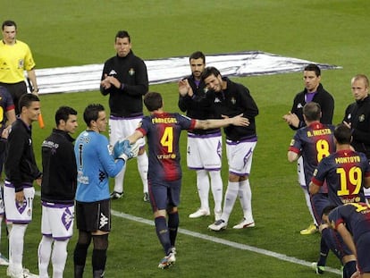 Los jugadores del Valladolid hacen el pasillo de honor a los del Barcelona