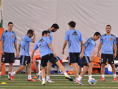 Los jugadores de la selección, bajo la lona.