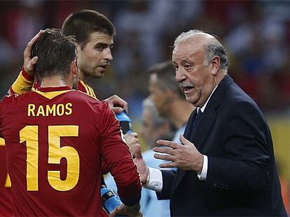 Del Bosque da instrucciones a Ramos y Piqué.
