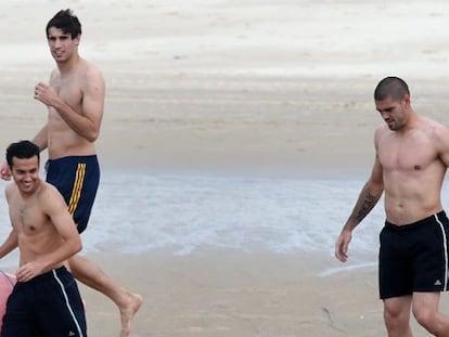 Pedro, Javi Martínez y Valdés, en la playa de Fortaleza.