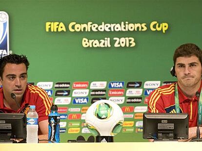 Xavi y Casillas, durante la rueda de prensa.