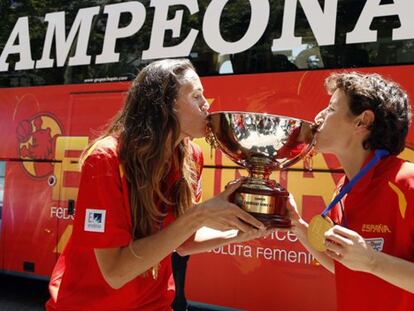 Valdemoro y Aguilar besan el trofeo.