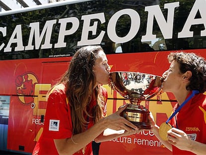 Amaya Valdemoro y Elisa Aguilar, besan el trofeo de campeonas de Europa.