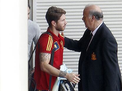 Sergio Ramos y Del Bosque se despiden en Barajas.