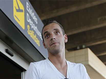 Soldado, en el aeropuerto de Manises.