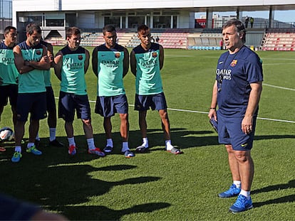 Martino se dirige a los jugadores en el inicio de la sesión de este lunes.