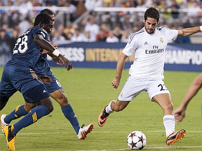 Isco dispara entre varios defensores rivales.