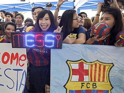 Aficionadas esperan la llegada del Barça a Bangkok.