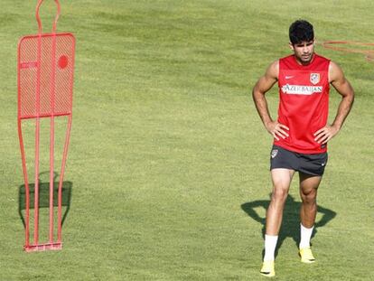 Simeone observa a Diego Costa en un entrenamiento. / Foto: EFE/ Vídeo: ATLAS