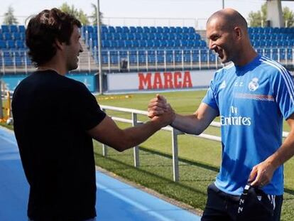 Raúl saluda a Zidane en Valdebebas.