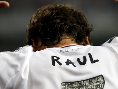 Raúl celebra el gol como es su costumbre, señalándose el número.