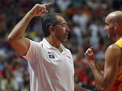 Orenga da instrucciones a Xavi Rey.