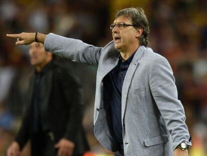 Tata Martino da instrucciones durante el partido.