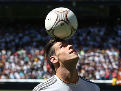 Bale da toques con la pelota.