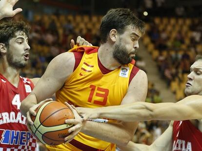 Marc Gasol entre dos jugadores croatas.