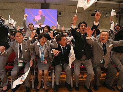 La delegación japonesa celebra el triunfo de Tokio.