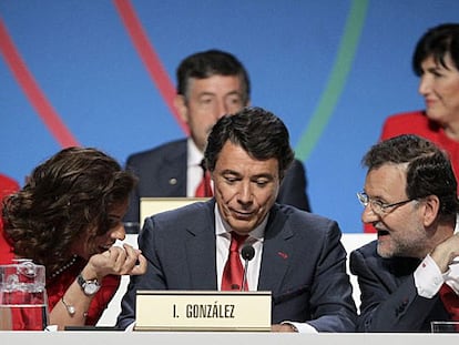 Rajoy charla con Ignacio González y Ana Botella.