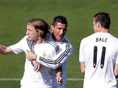 Cristiano bromea con Modri y Bale.