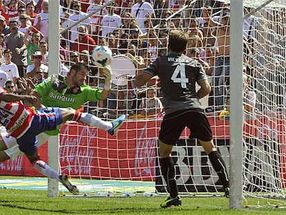 Casilla salva un gol del Granada sobre la línea.