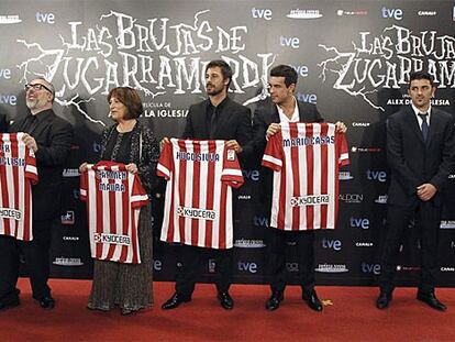 El presidente del Atlético de Madrid, Enrique Cerezo, y el entrenador Diego Simeone, junto al director de cine Álex de la Iglesia, los actores Carmen Maura, Hugo Silva y Mario Casas, y el jugador rojiblanco David Villa. / K. H. (EFE)