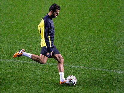 Cesc golpea la pelota en Celtic Park.