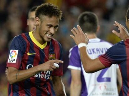 Neymar celebra uno de los goles con Alexis.