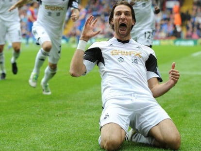 Michu celebra un gol con el Swansea