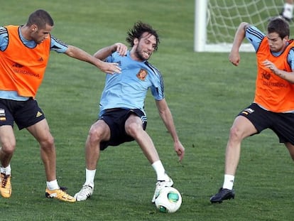 Michu controla el balón en un entrenamiento. VÍDEO: ATLAS.