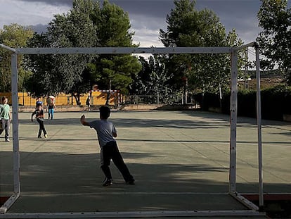 Unos niños juegan en el patio del único colegio de Fuentealbilla