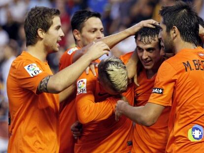 Los jugadores de la Real celebran un gol al Valencia.