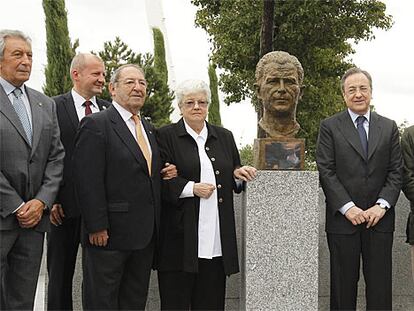 Pachín, el ministro de deportes húngaro, Gento, Elisabeth Puskas, Florentino Pérez, Amancio y Pirri, durante el acto de ayer.