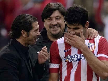 Costa, con Simeone y Germán Burgos en el último partido de Liga.