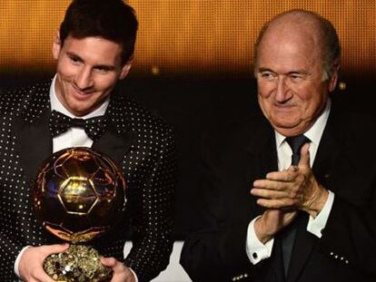 Messi y Blatter, con el balón de oro.