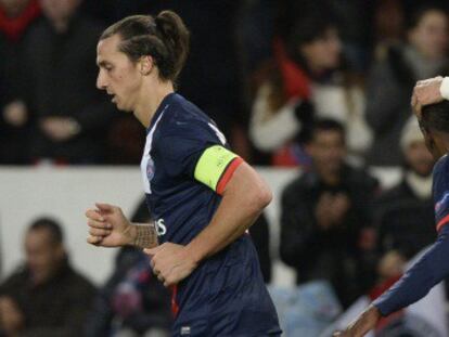 Los jugadores del PSG celebran el gol de Ibrahimovic.