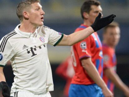 Schweinsteiger protesta tras una acción.