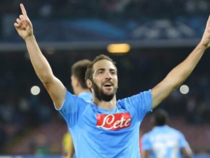 Higuaín celebra un gol.