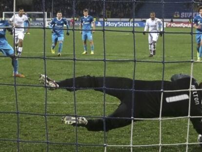 El portero del Oporto para un penalti a Hulk.